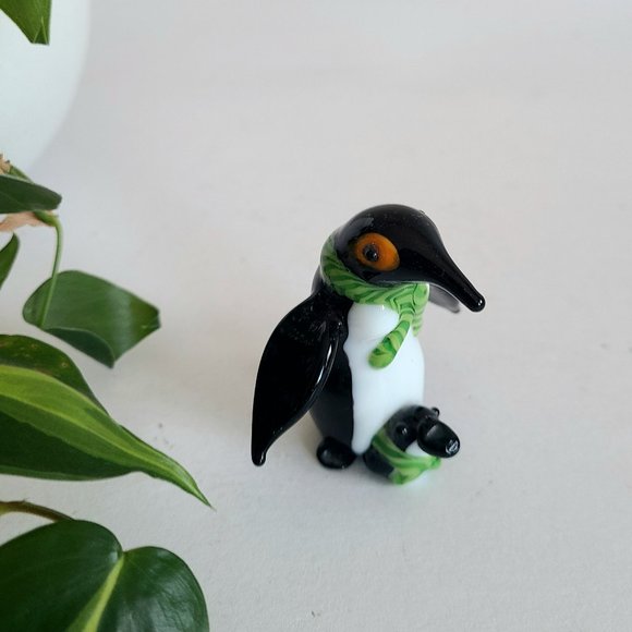 Glass Penguin with baby figurine. - Picture 2 of 11